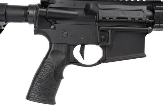 The Daniel Defence DDM4v7 16 inch features a rubber overmolded pistol grip